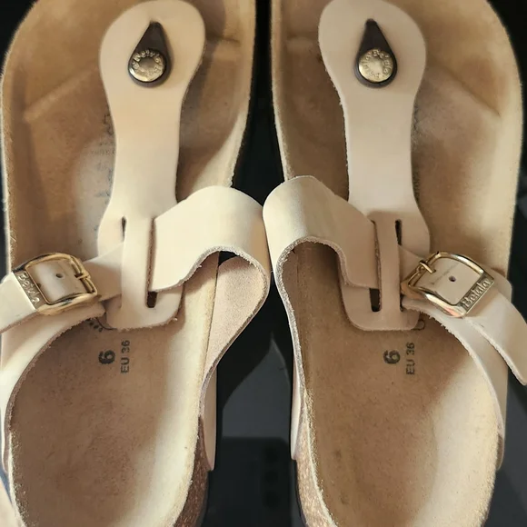 Elegant Beige Leather Sandals - Picture 1 of 3
